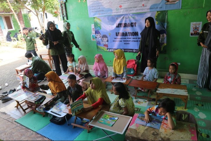 HMPS PII LAKUKAN PELATIHAN CANVA & PENERAPAN BUDAYA LITERASI DI TAMAN BACA MASYARAKAT “RUMAH KARAKTER”